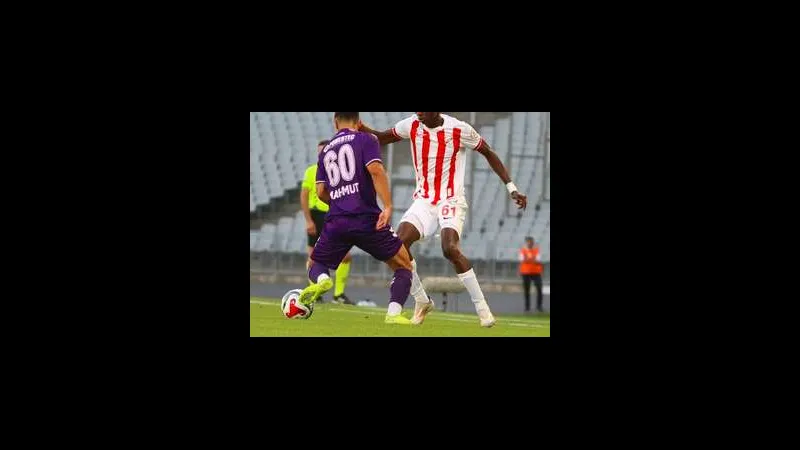Cầu thủ Boluspor dũng cảm vào bóng trước cầu thủ Erzurumspor trong trận đấu quyết liệt.