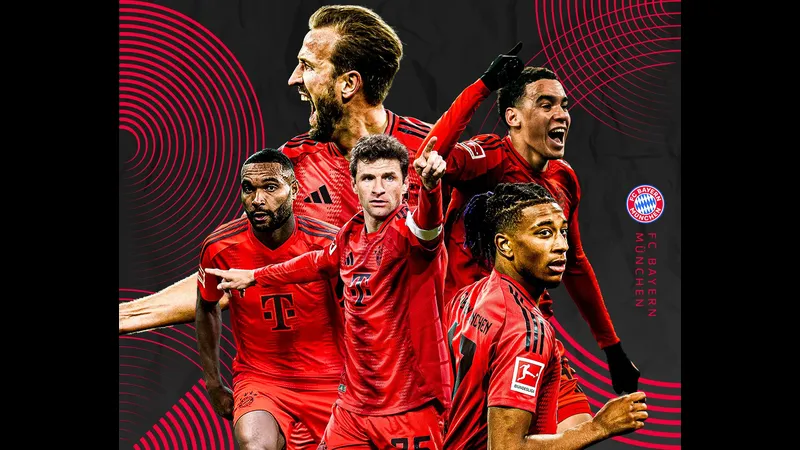 Cầu thủ Bayern Munich và Augsburg đuổi theo quả bóng trên sân cỏ Cầu thủ Bayern Munich và Augsburg đuổi theo quả bóng trên sân cỏ