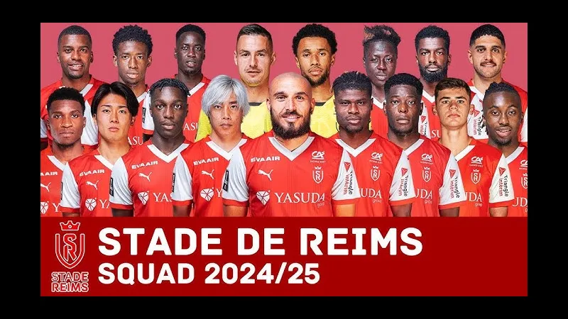 Cầu thủ Stade de Reims cúi người để cướp bóng khỏi Saint Cầu thủ Stade de Reims cúi người để cướp bóng khỏi Saint