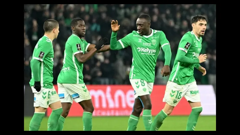 Cầu thủ của Stade de Reims và Saint đấu tranh cho quả bóng Cầu thủ của Stade de Reims và Saint đấu tranh cho quả bóng