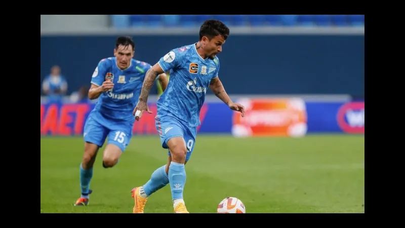 Cầu thủ Zenit và CSKA Moscow đang tranh chấp quả bóng trên sân cỏ Cầu thủ Zenit và CSKA Moscow đang tranh chấp quả bóng trên sân cỏ