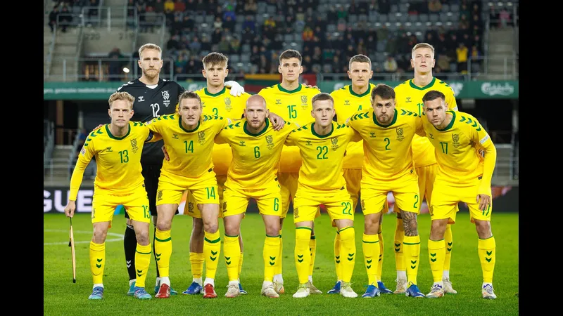 Cầu thủ Lithuania và Georgia đối mặt trên sân cỏ Cầu thủ Lithuania và Georgia đối mặt trên sân cỏ