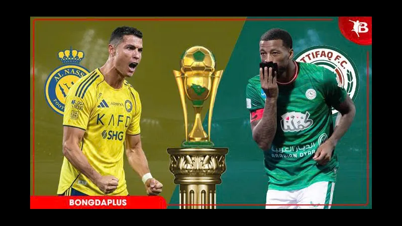 Cầu thủ Al Nassr và Al Ettifaq tranh chấp bóng trên sân Cầu thủ Al Nassr và Al Ettifaq tranh chấp bóng trên sân