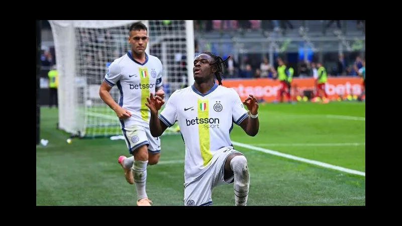 Cầu thủ Inter và Cagliari tranh chấp bóng trên sân Cầu thủ Inter và Cagliari tranh chấp bóng trên sân