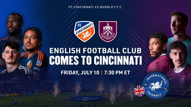 Cầu thủ Cincinnati và Burnley tranh chấp bóng trên sân cỏ Cầu thủ Cincinnati và Burnley tranh chấp bóng trên sân cỏ