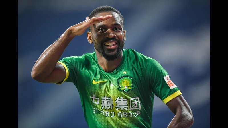 Cầu thủ Beijing Guoan tranh chấp bóng với cầu thủ Shanghai Shenhua. Cầu thủ Beijing Guoan tranh chấp bóng với cầu thủ Shanghai Shenhua.