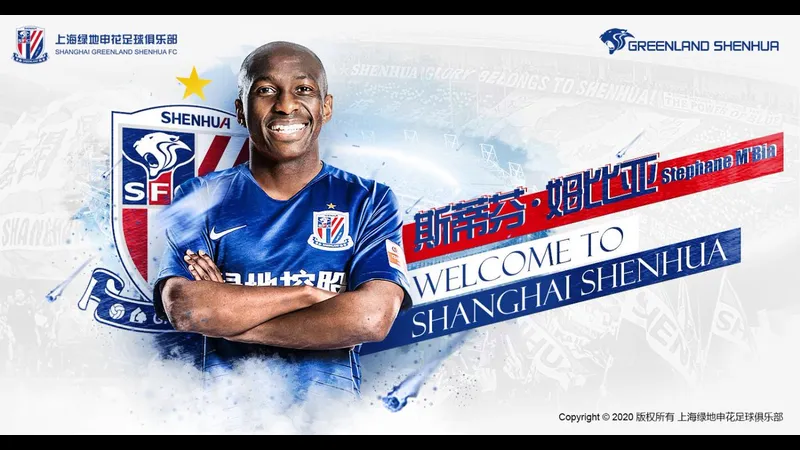Cầu thủ Shanghai Shenhua và Beijing Guoan tranh chấp bóng trên sân Cầu thủ Shanghai Shenhua và Beijing Guoan tranh chấp bóng trên sân
